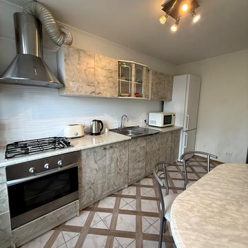 Євгена Патона вул., 9