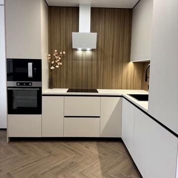 Причальна вул., 10