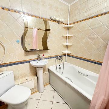 Олександра Махова вул. (Жолудєва), 1