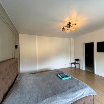 Залізнична вул., 13