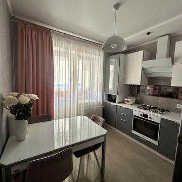 Грушевського вул., (Будинок 1)