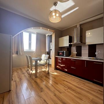 Валерія Лобановського просп. (Червонозоряний), 4-Ж