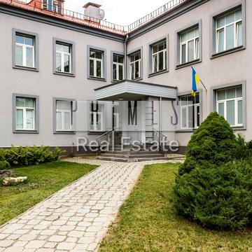 Стадіонна вул., 5