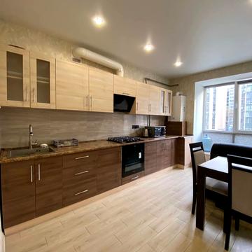 Набережна Перемоги вул., 42