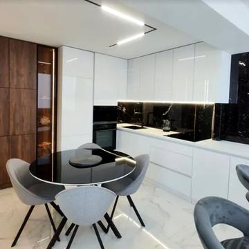 Героїв Євромайдану пл., 9