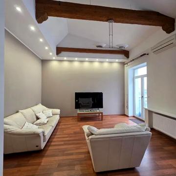 Будівельників вул., 30