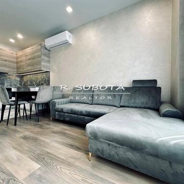 Набережна Перемоги вул., 7