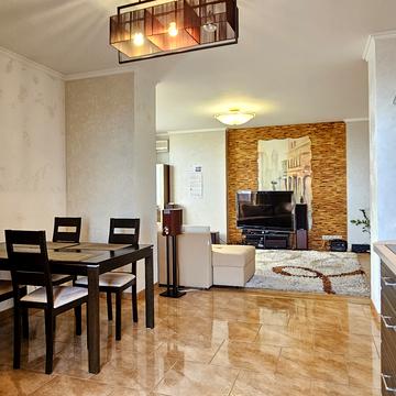 Дніпровська набережна вул., 1