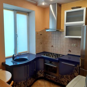 Будівельників вул., 1