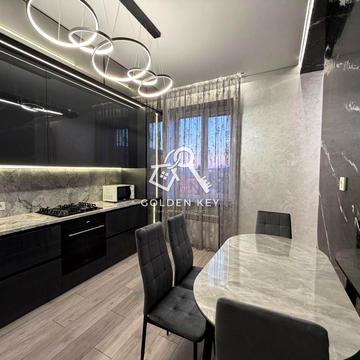 Захисників України пл. (Визволення), 3