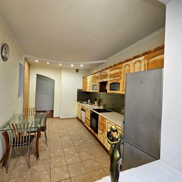 Дніпровська набережна вул., 25