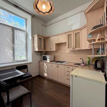 Залізнична вул., 47