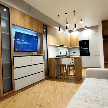 Угорська вул., 12