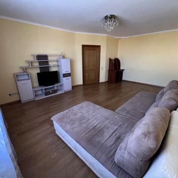 Юності вул., 3