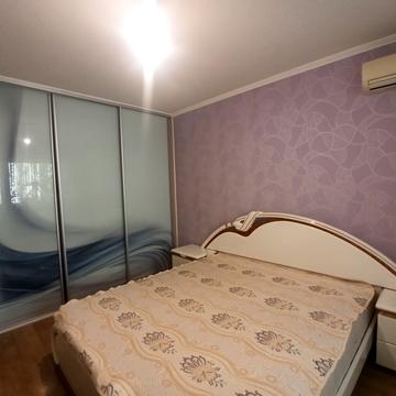 Анни Ахматової вул., 8