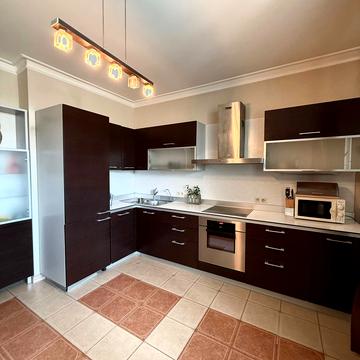 Миколи Амосова вул., 4