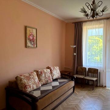 Квітнева вул., 1