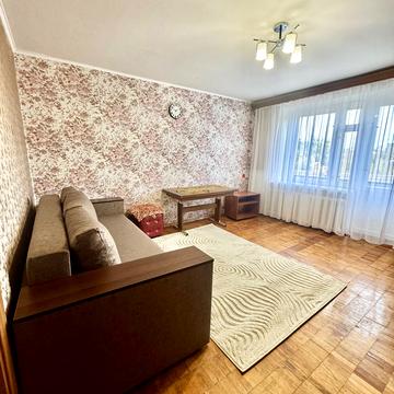 Джерельна вул., 42