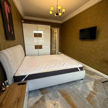 Леоніда Каденюка просп. (Юрія Гагаріна), 2/35