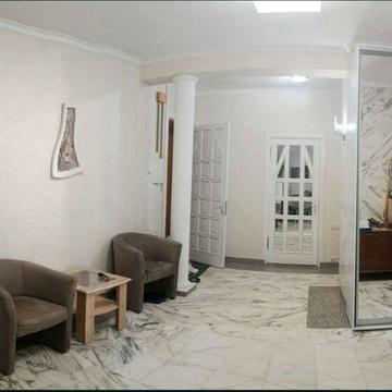 Героїв Крут вул. (12 Квітня), 1/5