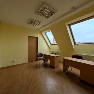 Залізнична вул., 15