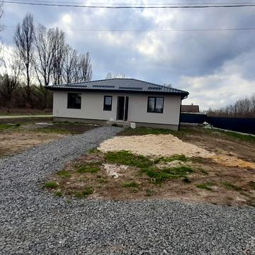 Прибережна вул., 11