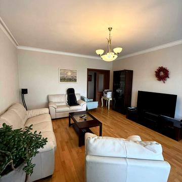 Миколи Амосова вул., 4