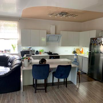 Квітнева вул., 12