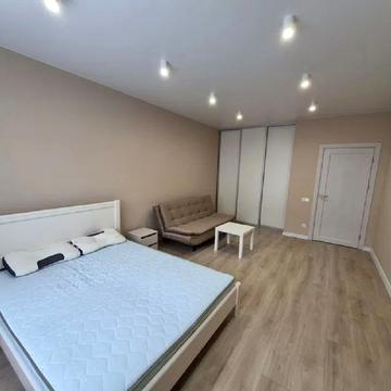 Тролейбусна вул., 16