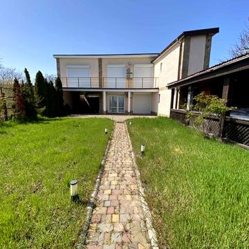 Василя Симоненка вул., 60