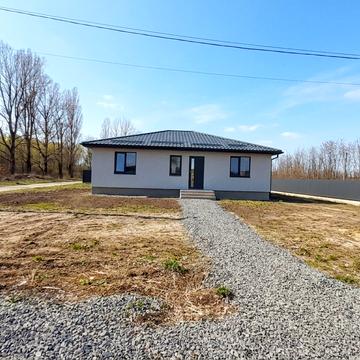 Прибережна вул., 11