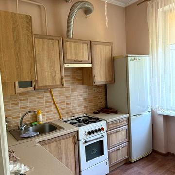 Квітнева вул., 1