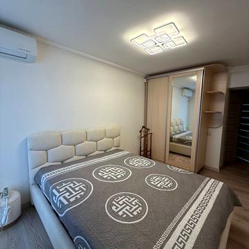 Євгена Патона вул., 27