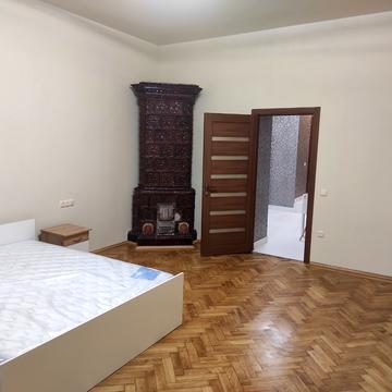 Пантелеймона Куліша вул., 1