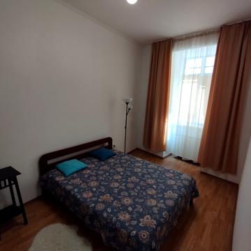 Богдана Хмельницького вул., 12