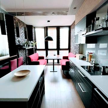 Анни Ахматової вул., 30