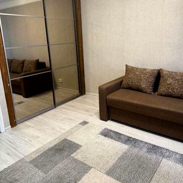 Набережно-Хрещатицька вул., 35