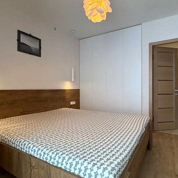 Набережна Перемоги вул., 42