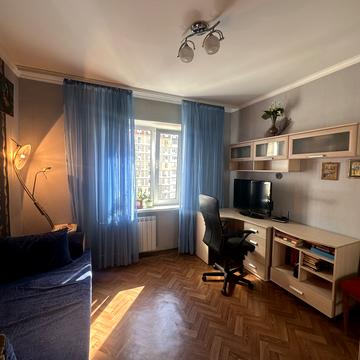 Прирічна вул., 37