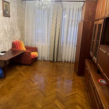 Космонавтів вул., 48