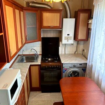 Естонська вул., 7