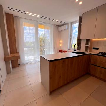 Володимира Навроцького вул., 35