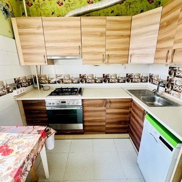 Володимира Момота вул., 40