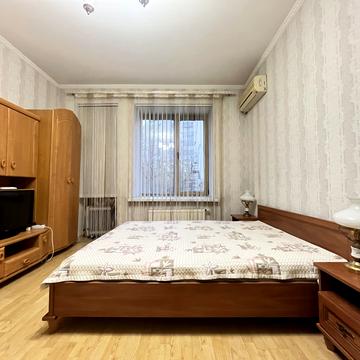 Дмитрівська вул., 46