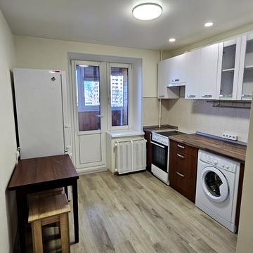 Стадіонна вул., 6