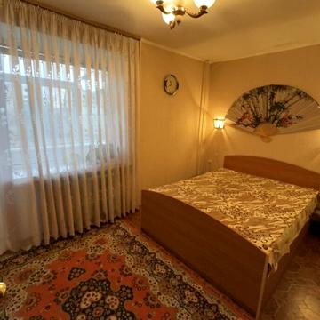 Воскресенська вул., 15