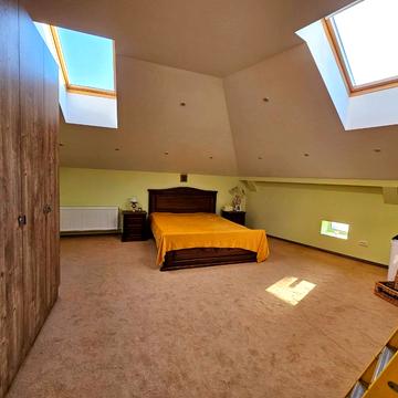 Богдана Хмельницького вул., 85