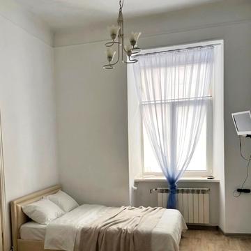 Театральна вул., 23