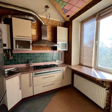 Захисників України пл. (Визволення), 3