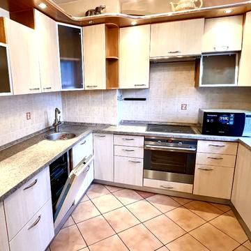 Академіка Корольова вул., 74а